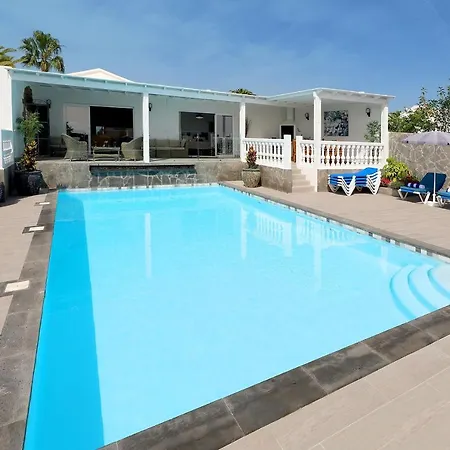 Villa Graceful 5 Bedrooms Vega Del Carmen Distant Sea Views *
