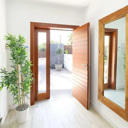 Villa Graceful 5 Bedrooms Vega Del Carmen Distant Sea Views Puerto del Carmen (Lanzarote)