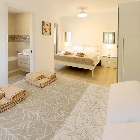 Graceful 5 Bedrooms Vega Del Carmen Distant Sea Views Villa *