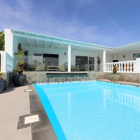 Graceful 5 Bedrooms Vega Del Carmen Distant Sea Views